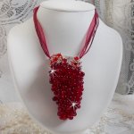 Pendentif Tendre Rouge monté avec des gouttes en verre rouge, des perles rondes facettées et des perles nacrées